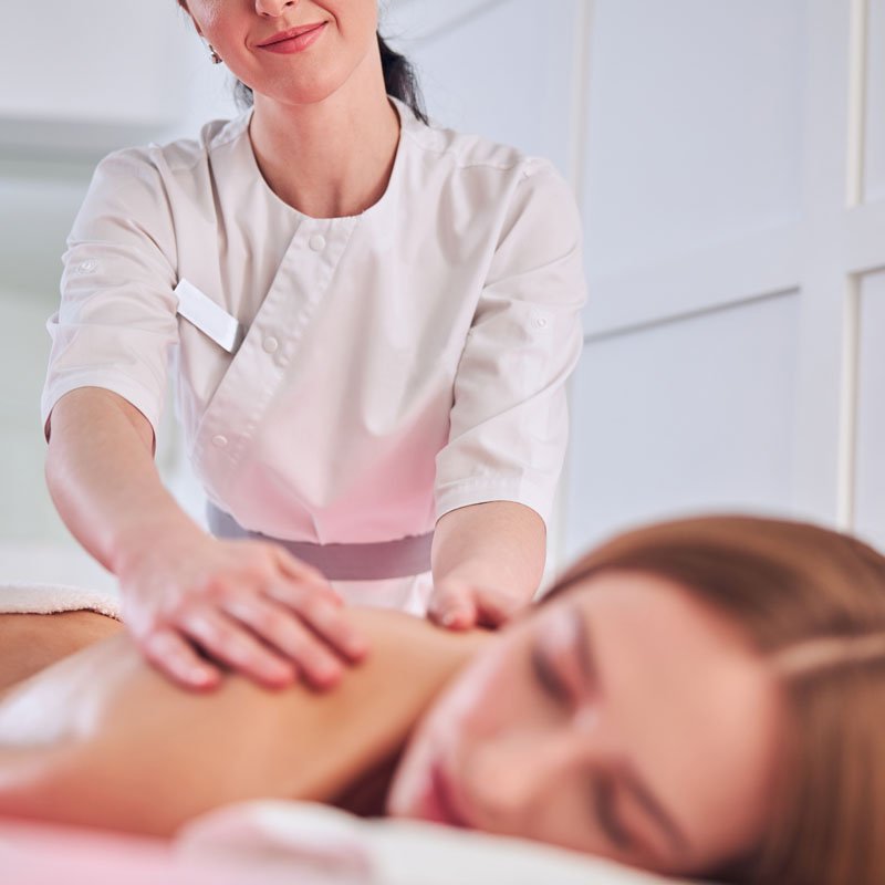 massage-therapist-in-white-uniform-making-spa-trea-XFTM49X.jpg